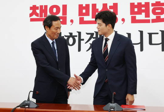 10일 우상호 대통령실 정무수석(왼쪽)과 김용태 국민의힘 비상대책위원장(오른쪽)이 국회에서 만나 인사하는 모습. 연합뉴스.